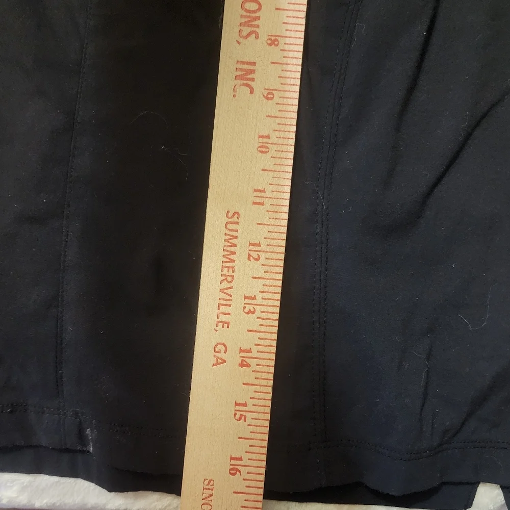 Columbia Women's Skort Size 6 / 38 Black. Water repellant w/Omnishield.
